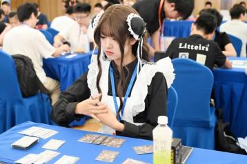 湛工艺的结合 卡游卡牌征服全球市场pg电子试玩网站免费经典IP与精